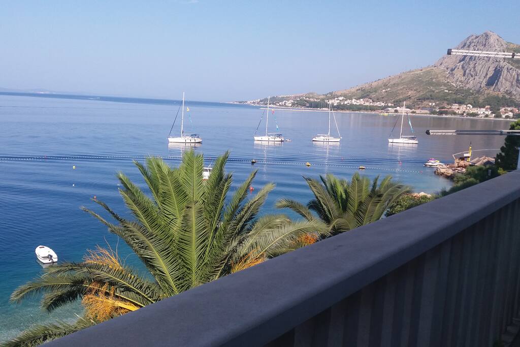 Overlooking Omis
