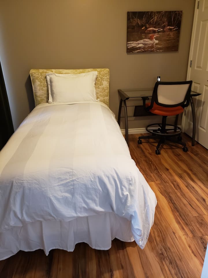 Krevat tek në dhomën e gjumit #3