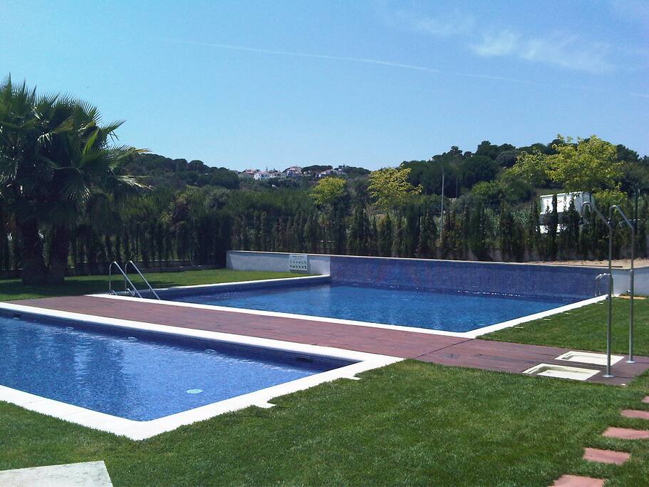 Piscinas mas cercana a la casa (incluye piscina infantil), a 50 metros de la casa.