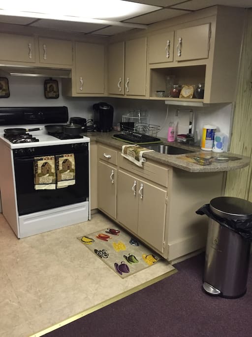 Tidy kitchen if you like to cook with all appliances & silverware.