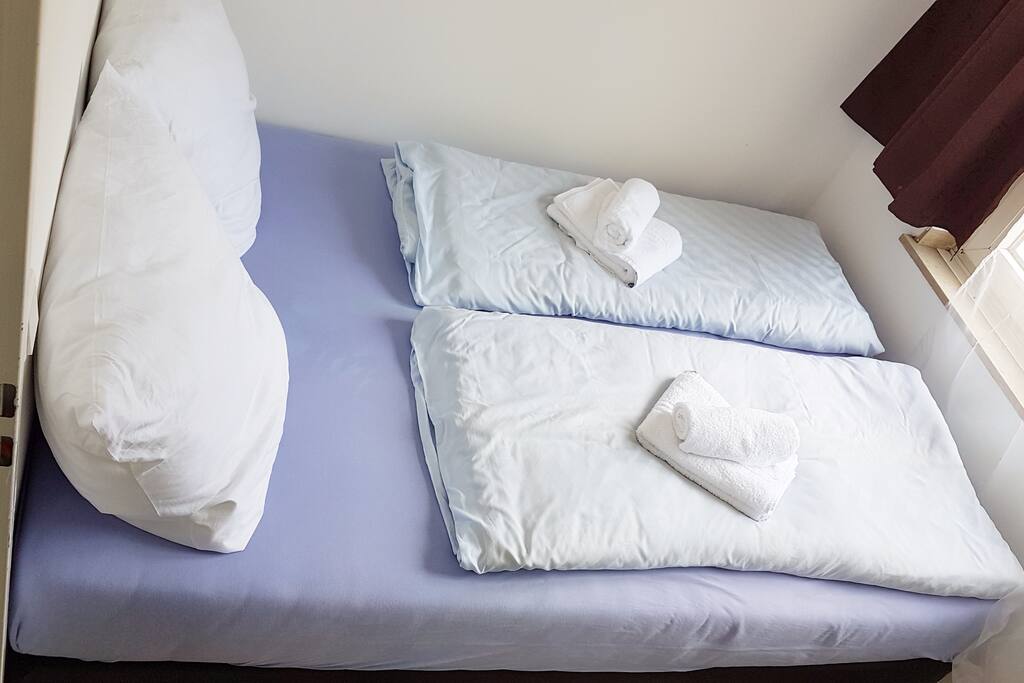 Schlafzimmer inkl. frischer Bettwäsche