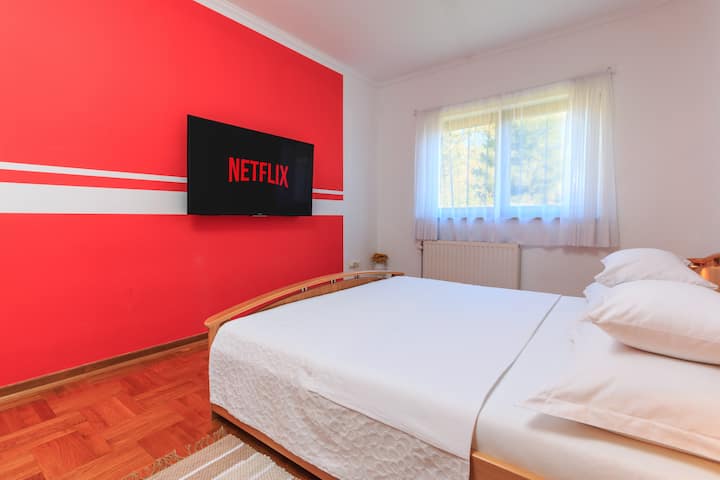 55英寸4K智能电视、空调、加大双人床， 100%天然乳胶床垫 