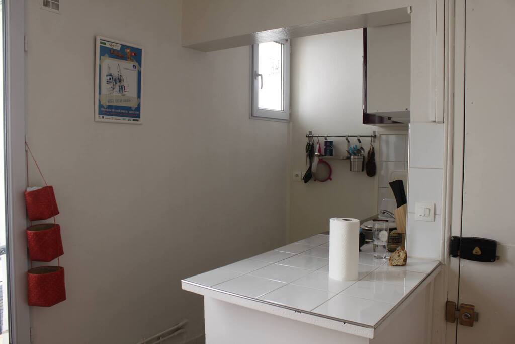 Cuisine avec table à déjeuner / plan de travail - frigo - plaques électriques et lave linge