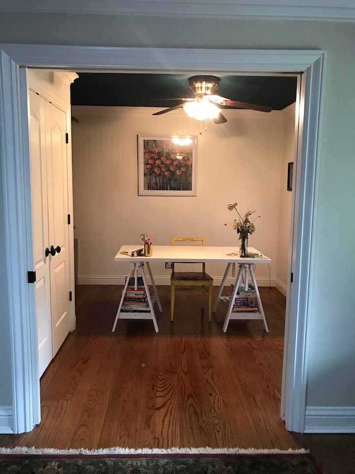 Ofisi, kitanda cha hewa kimejumuishwa na pia kuna kabati la nguo 