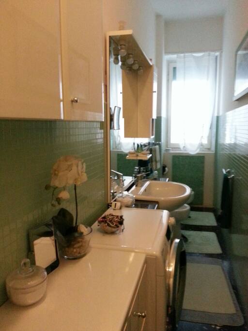 bagno con vasca doccia e necessaire offerto+asciugamani.