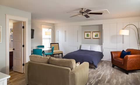 Popular Airbnb listing: Charleston Area Modern Studio in Charleston