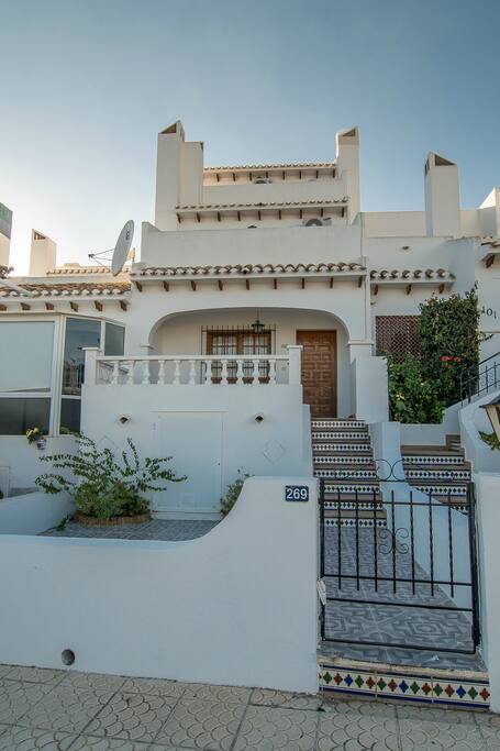 3 levels, 3 bedrooms, 3 bathrooms