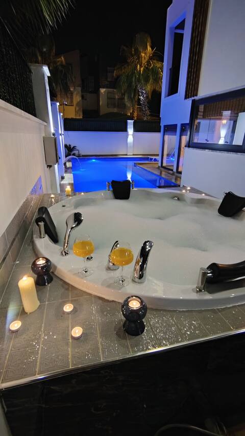 Private Luxury Villa Pool/Jacuzzi/Ensuite Bedrooms