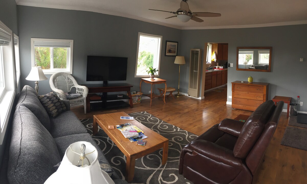 Woonkamer met uitzicht op de ingang van de keuken