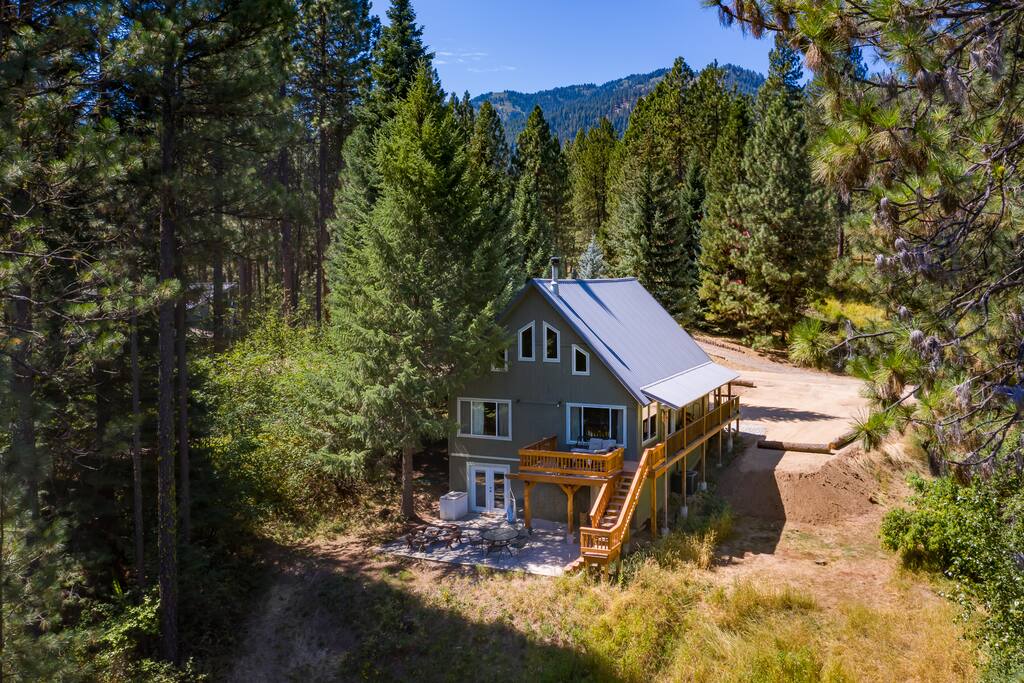 Mountaintop Hideaway RetreatSleeps 15! Superhost! Cabins for Rent in