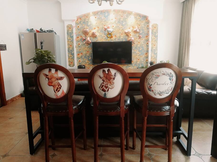 沙发背后放置的吧台桌,能让朋友喝着下午茶看电影,视野更开阔。