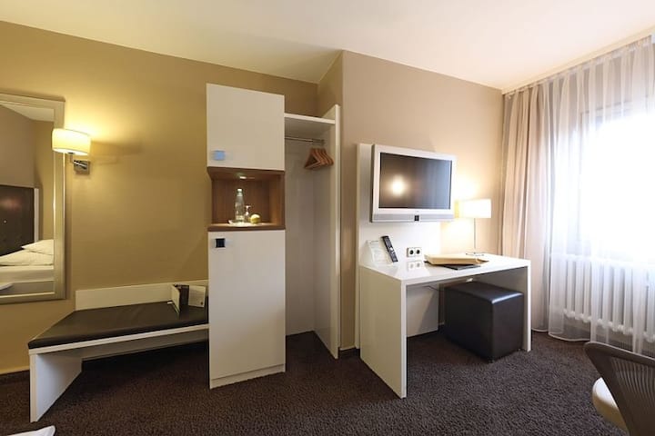 Hotel Krone Tubingen Tubingen A Einzelzimmer Standard Mit Dusche Und Wc Hotels For Rent In Tubingen Germany