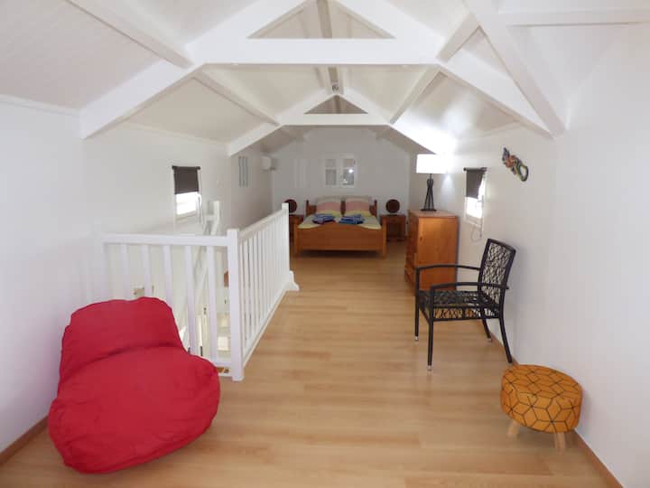 Zwischengeschoss mit Bad und Kinderbereich