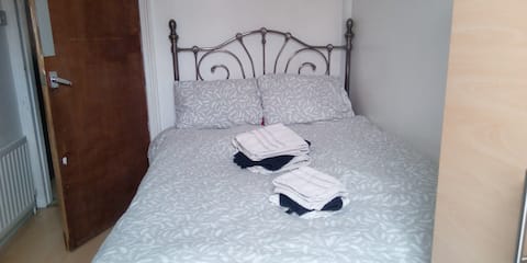 Bright Double. TV. FREE Parking, WiFi, Cleaning.