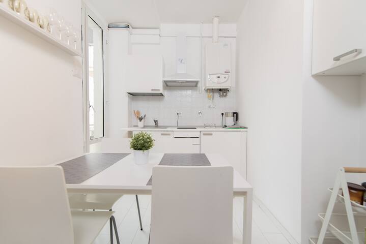 Coliseum white flat gallery image 3