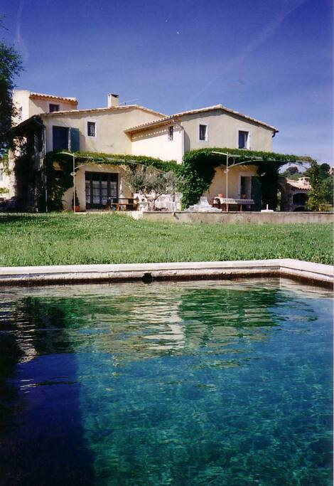 vue du mas et piscine