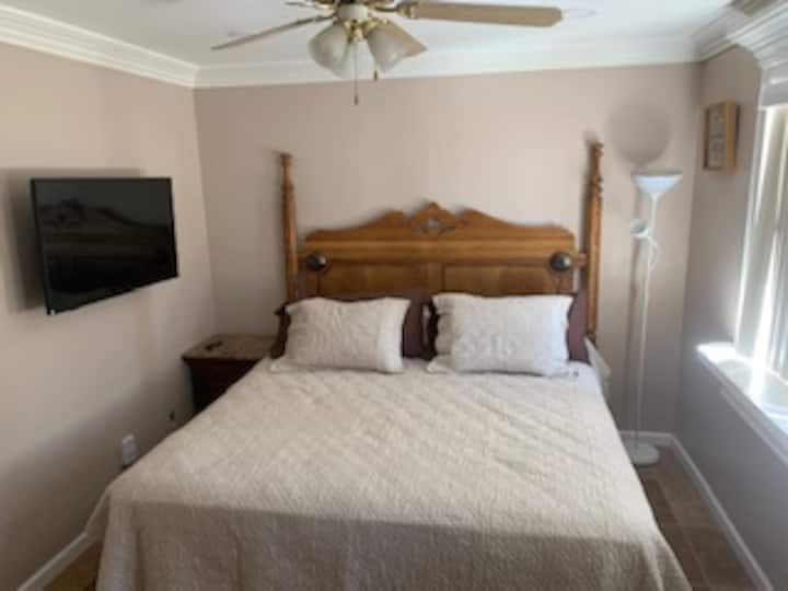 ห้องนอนพร้อมเตียงคิงไซส์และสมาร์ททีวี