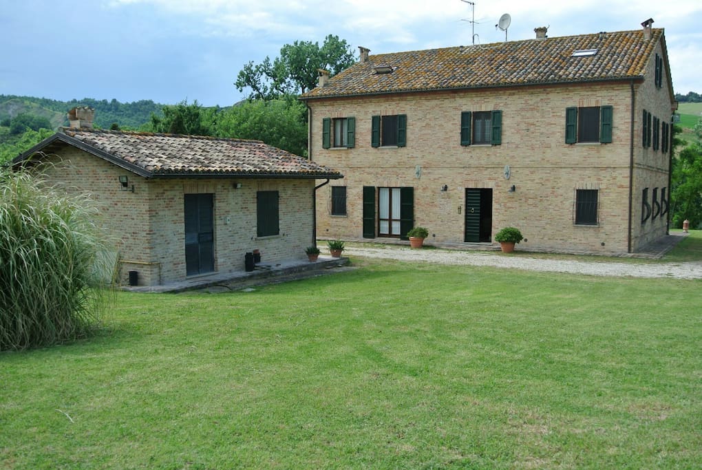 giardino di fronte al casolare