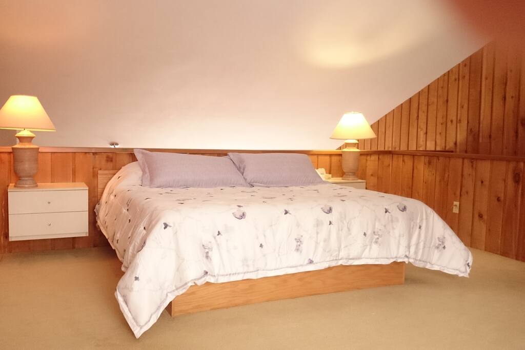 Chambre avec lit king et salle de bain
