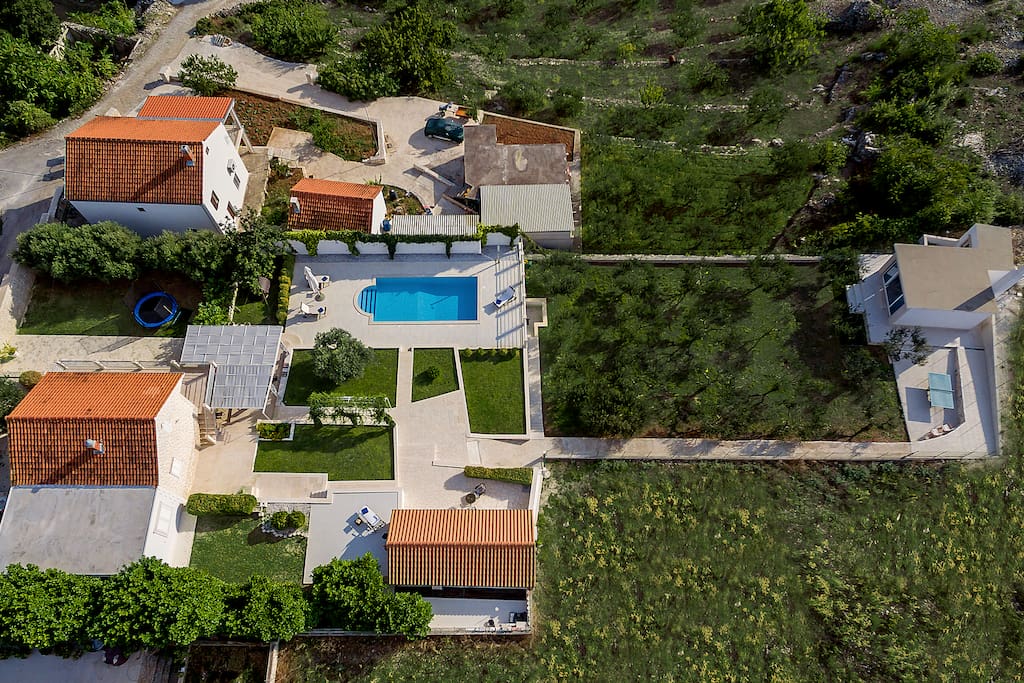 The property of the villa Lilin San recorded from the air