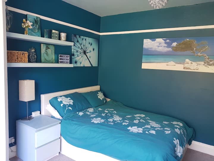 غرفة النوم 2 سرير مزدوج سرير فردي قابل للطي جاهز.  ولكن سوف تكون متاحة للتأجير.