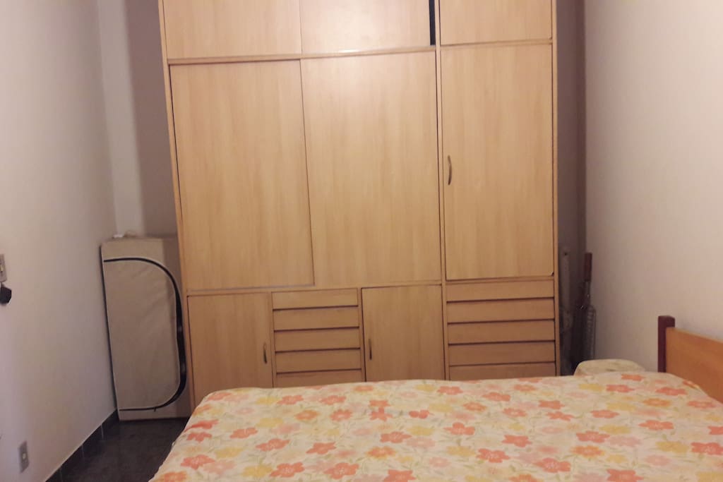 quarto de casal no terreo. cama box