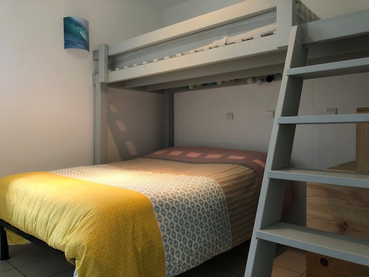 ห้องนอน 2 (เตียงคู่ 1 หลัง + เตียงเดี่ยว 1 หลัง)