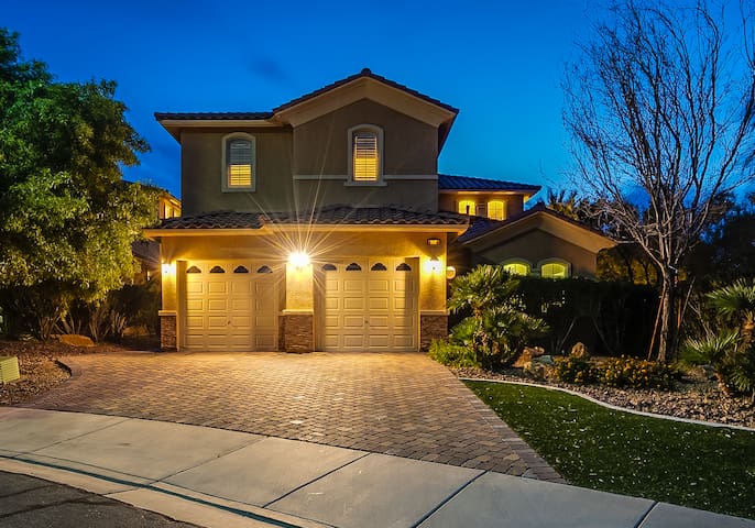 Luxury 3 Bed | 3.5 Bath | Sparkling Heated Pool