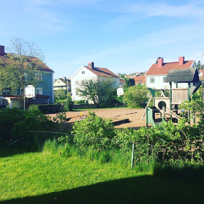 lekplats framför dörren