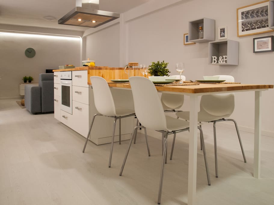 Comedor e isla de cocina integrados.
Dining room and kitchen island integrated.