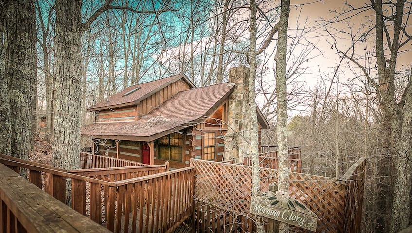 NewFurnitureHotTubRusticButFunCabinSleeps6