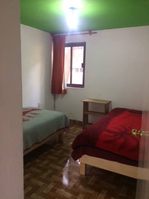 2 CAMAS INDIVIDUALES, SABANAS, ALMOHADAS, COBERTOR,CLOSET