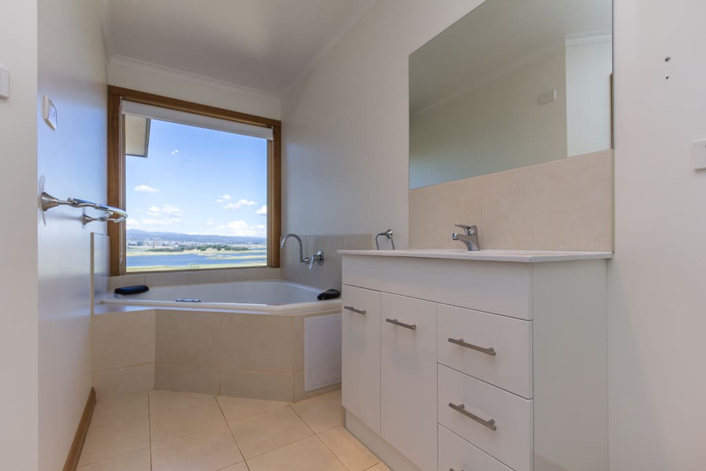 Soak in the glorious views of the Tamar Valley Wetlands as you enjoy this luxurious spa bath.