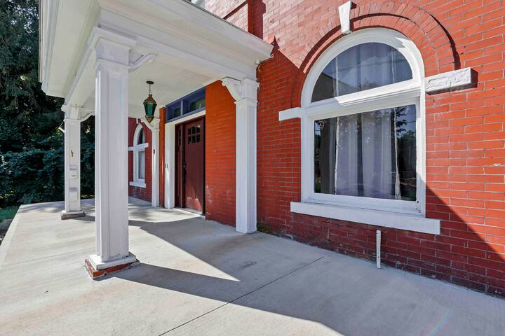 Spacious-6 Bedroom Comfortable Traditional Living gallery image 3