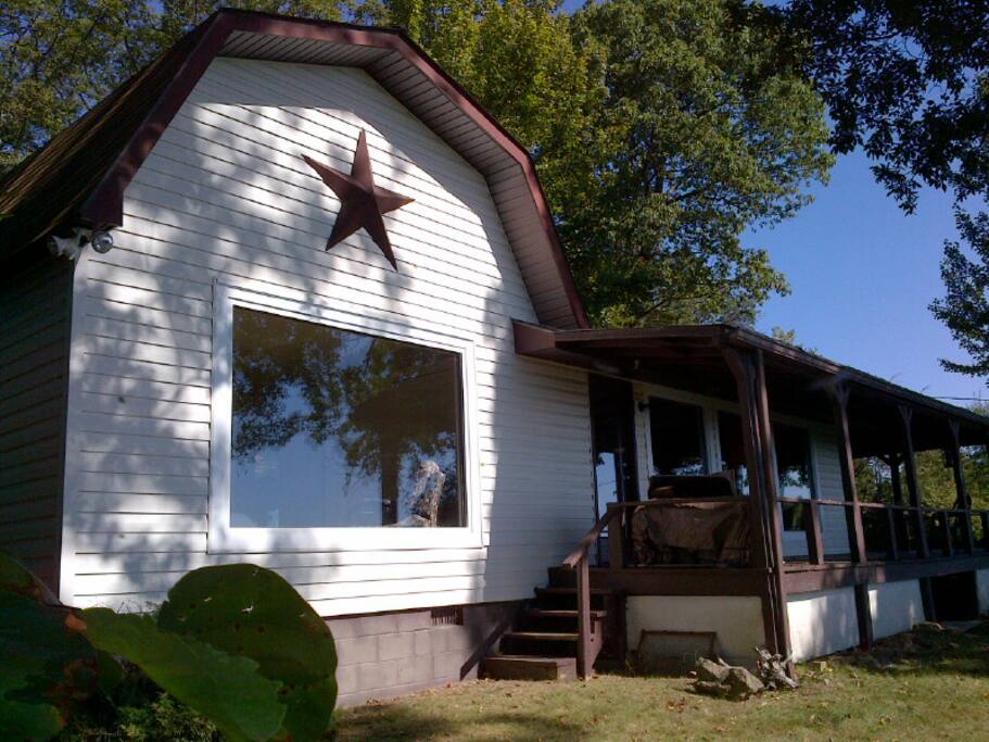 Front of cabin (note large view window is in the King bedroom
