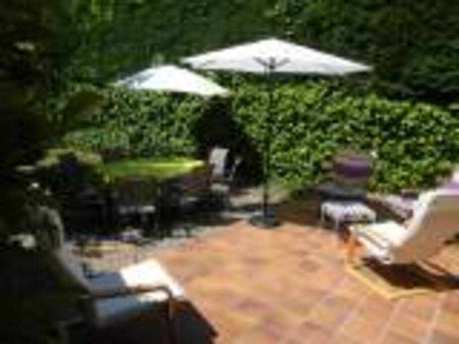 Terrasse aménagée, sud, ouverte sur le séjour par baies vitrées