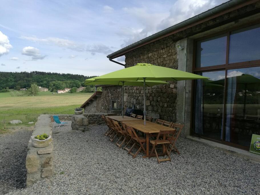 Terrasse donnant sur la pièce à vivre, barbecue et éclairage extérieur