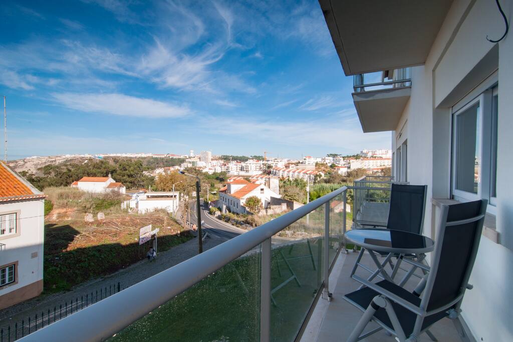Varanda com vista para praia e cidade