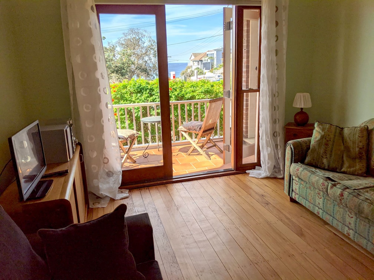 Successful Airbnb property: Charming home with seaviews and inviting courtyard in Coogee