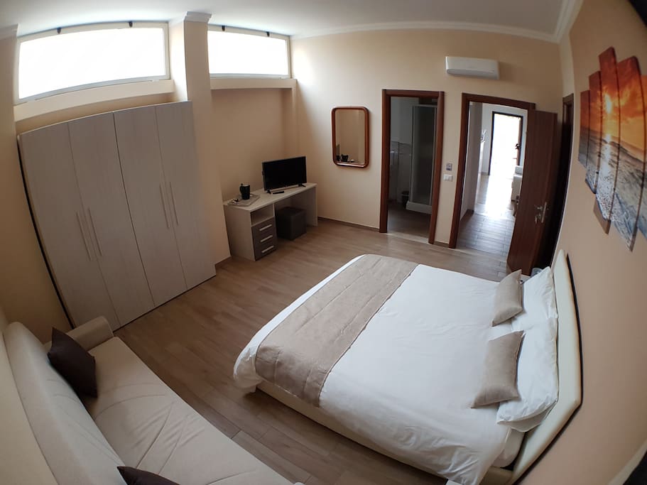 Room 1 / Stanza 1