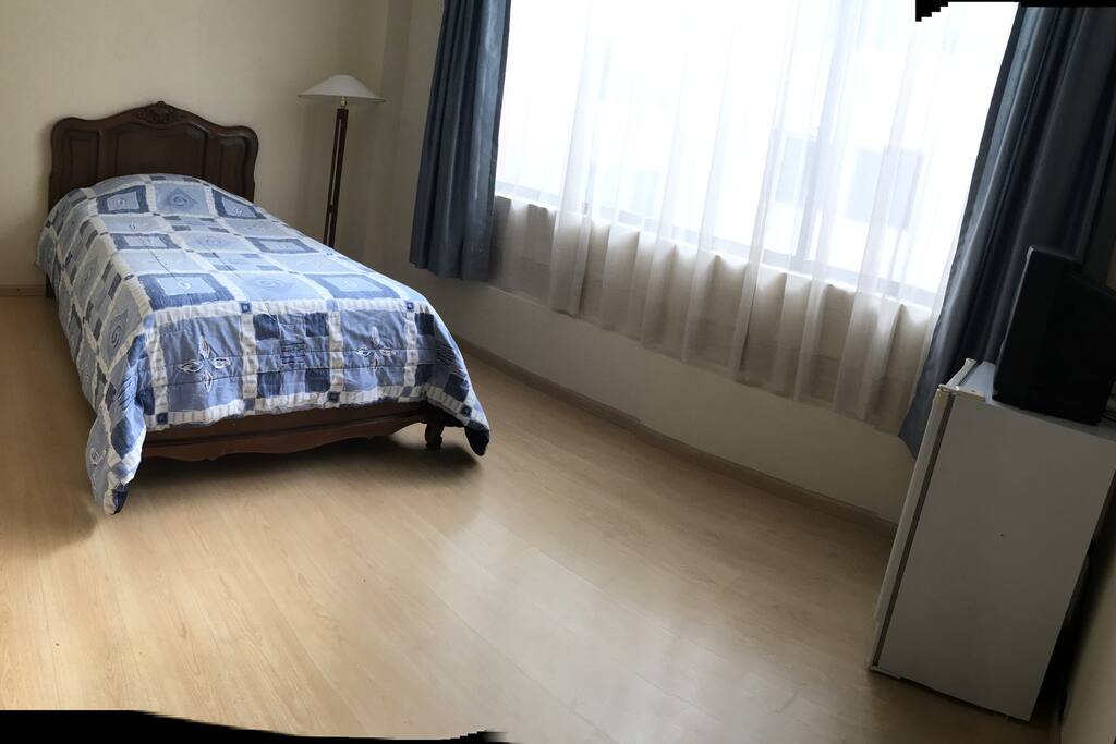 Dormitorio para una persona con baño privado