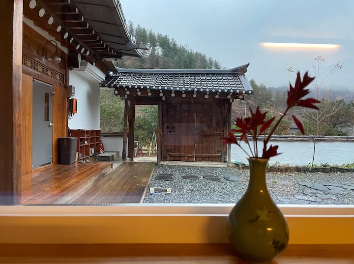 Esta es la imagen de mirar por la ventana desde la gran habitación en Onyanga, Hoengseong. Es un restaurante con vistas y ambiente otoñal.