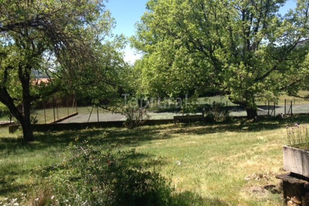 Pista de tenis y gran barbacoa