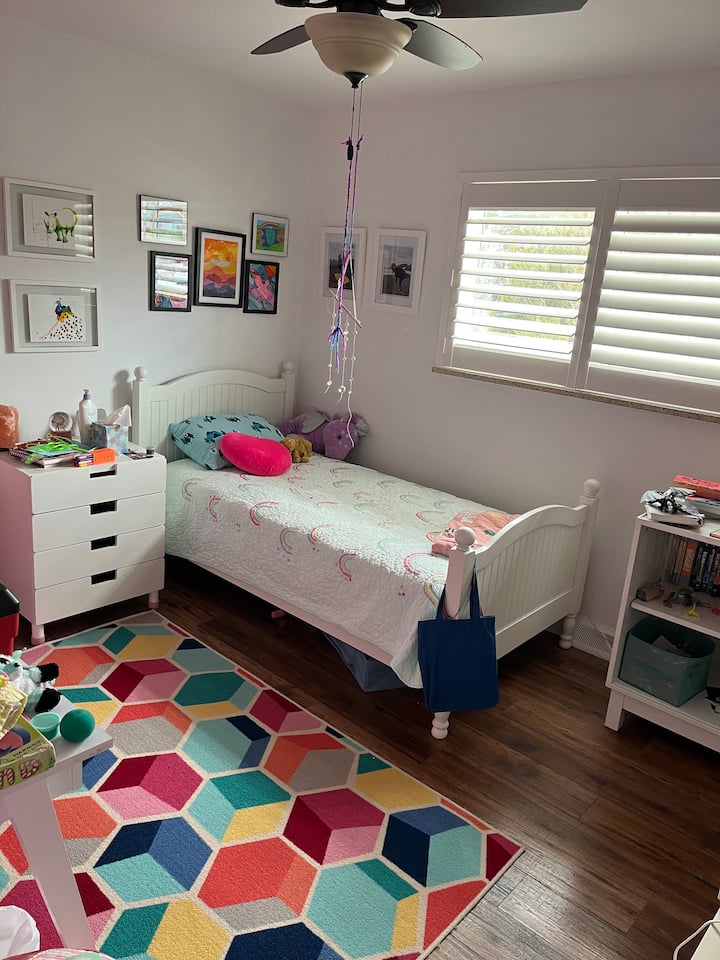 חדר שינה שלישי למעלה עם מיטת פוטרי בארן. אידיאלי לילד קטן.