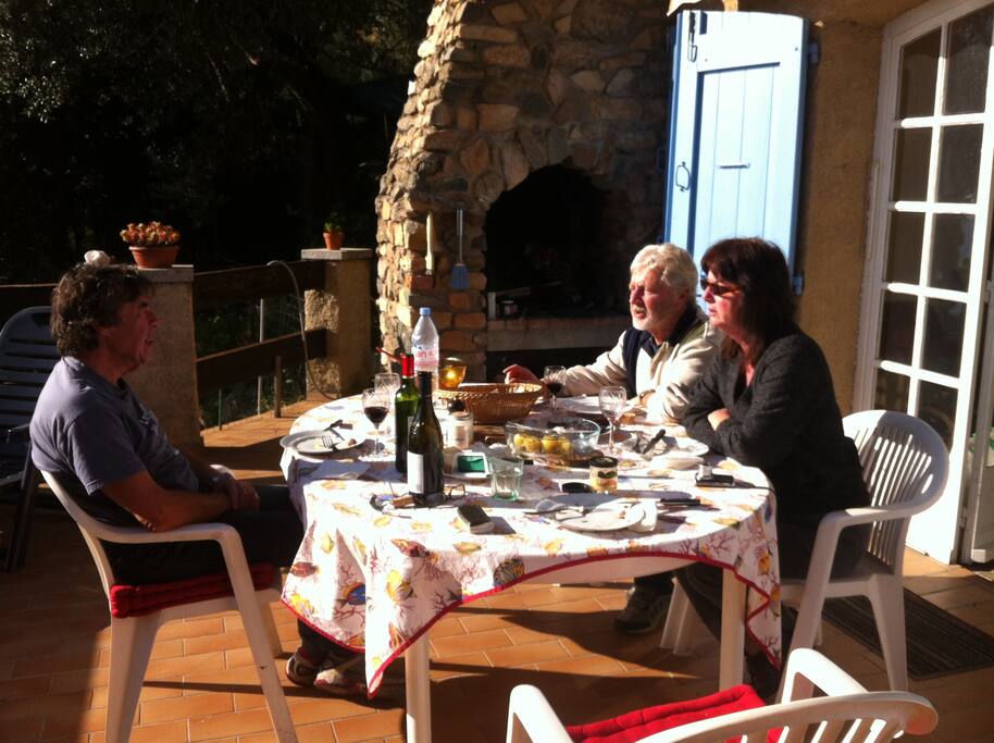 Repas sympas sur la terrasse