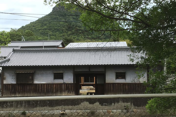 Ryu Chan House 長屋門が目印 瀬戸内高松の日本家屋でゆったりとした時間を過ごそう 2 Bedrooms 1 Bathroom House Takamatsu Japan Ryu Chan House 長屋門が目印 瀬戸内高松の日本家屋でゆったりとした時間を過ごそう 2 Bedrooms 1 Bathroom House Takamatsu Japan