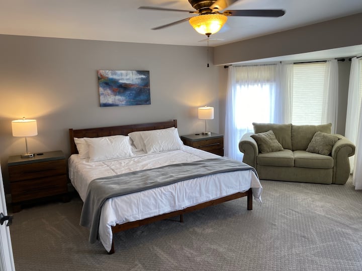 带加大双人床的主卧