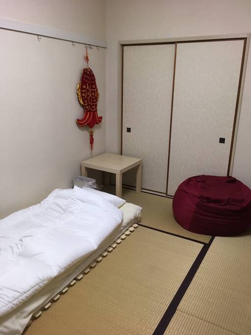 如果你们两个人一起住的话可以加一套床上用品。提前联系一下。