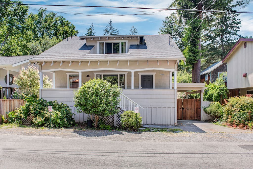 Cute cottage with parking for 3 cars
