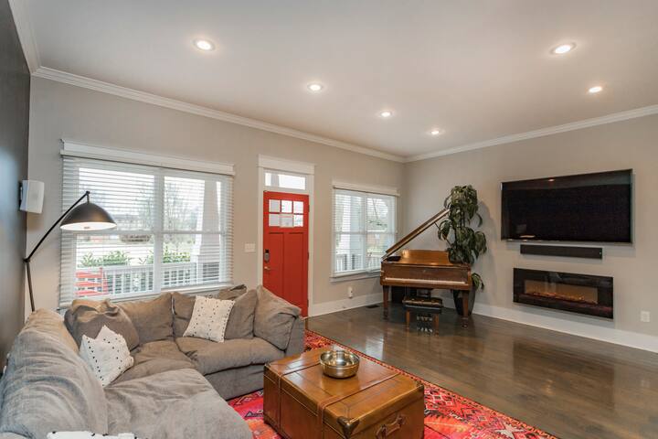 Hot Tub Oasis, 5 mins to Broadway + Piano gallery image 2